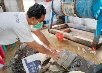 BISNIS MENJANJIKAN: Seorang perajin asal Kabupaten Rembang sedang berkreasi untuk menciptakan kerajinan bernilai ekonomis tinggi dari kulit ikan pari belum lama ini. (Dindagkop UKM Rembang/Lingkarjateng.id)