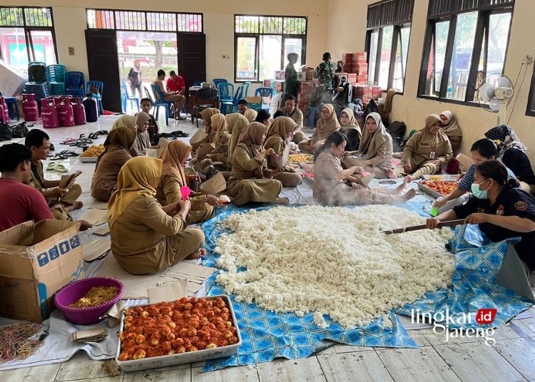 GOTONG ROYONG: Suasana dapur umum yang disediakan untuk memenuhi kebutuhan pangan korban banjir di Jawa Tengah pada Selasa, 19 Maret 2024. (Pendam IV Diponegoro/Lingkarjateng.id)