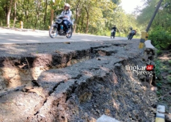 AMBROL: Talud atau pengaman Jalan Randublatung-Getas, Kabupaten Blora ambrol akibat erosi. (Hanafi/Lingkarjateng.id)