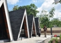 MENINJAU: Penjabat Wali Kota Salatiga Yasip Khasani (kanan) didampingi Kepala Dinas Perpustakaan dan Kearsipan Sri Sarwanti meninjau Taman Literasi Dinpersip Kota Salatiga, Selasa, 19 Maret 2024. (Dok. Prokompim Setda Salatiga/Lingkarjateng.id)