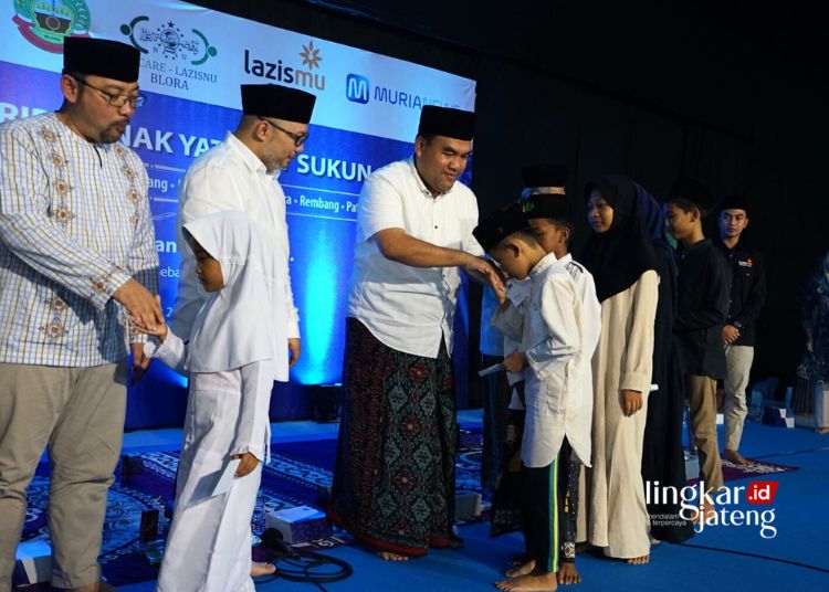 SIMBOLIS: Bupati Blora, Arief Rohman (ketiga dari kiri) menyerahkan santunan dari Perusahaan Rokok Sukun kepada anak yatim di Graha Larasati, Minggu, 24 Maret 2024. (Prokompim Blora/Lingkarjateng.id)