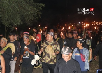 KIRAB OBOR: Bupati Blora, Arief Rohman (batik hijau), mengikuti kirab obor peringatan 117 tahun perjuangan Samin Surosentiko pada Jumat, 15 Maret 2024. (Dok. Prokompim Blora/Lingkarjateng.id)