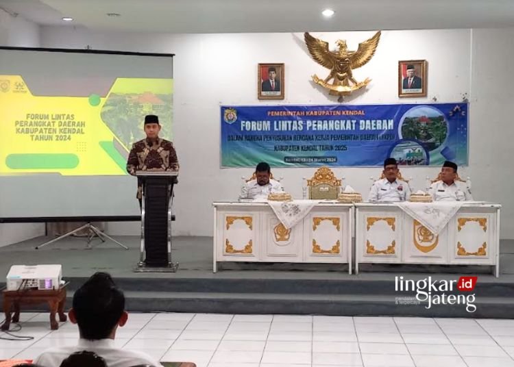 Bupati Kendal Tegaskan RKPD 2025 Tak Boleh Salin Tempel Program Tahun Lalu 25 BERI ARAHAN: Bupati Kendal, Dico M. Ganinduto memberikan arahan dalam acara Forum Lintas Perangkat Daerah dalam rangka penyusunan RKPD tahun 2025 di ruang Abdi Praja Setda Kendal, 13 Maret 2024. (Arvian Maulana/Lingkarjateng.id)