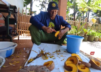 PRODUKSI : Slamet, salah satu pelaku UMKM makanan olahan labu kuning atau waluh di Kecamatan Getasan, Kabupaten Semarang. (Hesty Imaniar/Lingkarjateng.id)