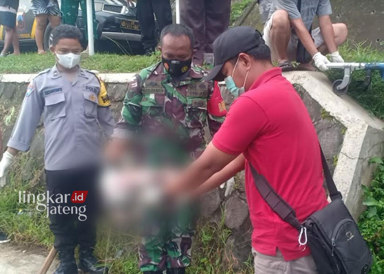 Cium Bau Busuk, 3 Pemancing Terkejut Temukan Mayat Bayi Dibuang di Sungai Tuntang Semarang 25 EVAKUASI: Pihak Polsek Bawen dibantu dengan aparat TNI melakukan evakuasi mayat bayi laki-laki yang ditemukan oleh tiga orang yang tengah asik memancing di Sungai Tuntang, tepatnya di Dusun Mengkelang, Desa Asinan di Kecamatan Bawen, Rabu, 20 Maret 2024 sekitar jam 15.30 WIB. (Humas Polres Semarang/Lingkarjateng.id)