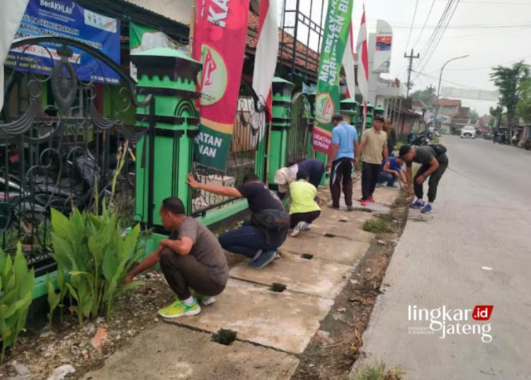 GOTONG ROYONG: Masyarakat gotong royong membersihkan lingkungan di wilayah Kecamatan Kradenan, Kabupaten Blora. (Hanafi/Lingkarjateng.id)