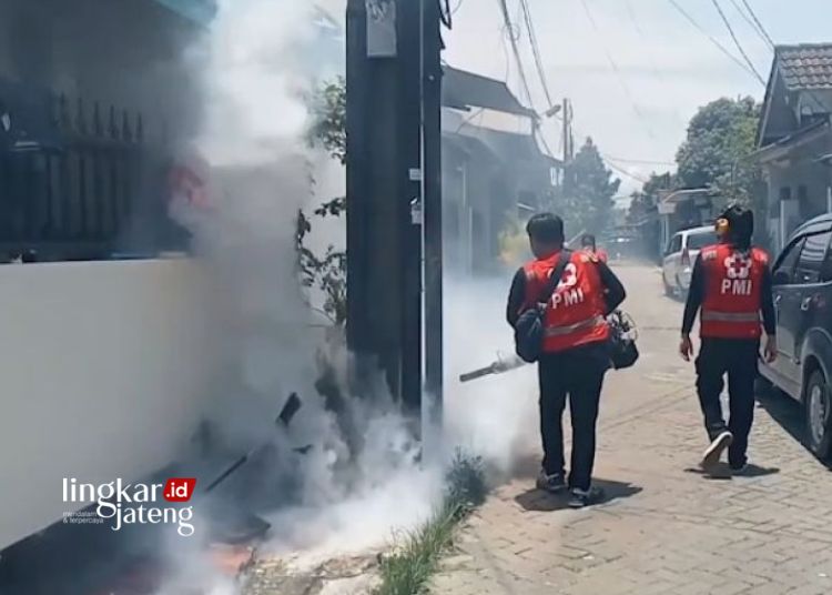 FOGGING: Tim PMI melakukan fogging di kawasan perumahan warga. (Antara/Lingkarjateng.id)