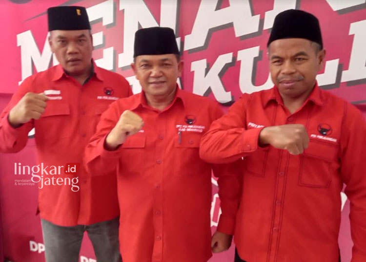 BERPOSE: Bupati Semarang Ngesti Nugraha sekaligus Ketua DPC PDIP Kabupaten Semarang yang memiliki peluang besar kembali dicalonkan menjadi calon bupati pada Pilkada 2024. (Hesty Imaniar/Lingkarjateng.id)