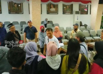 Dana Rp 40 Miliar Masih Tertahan, Nasabah BMT Harum Rembang Minta Bantuan DPRD 29 MEMANAS: Puluhan nasabah tersulut amarah karena dalam audiensi pihak BMT Harum hanya diwakili kuasa hukum. Audiensi dilaksanakan di Gedung DPRD Rembang, pada Rabu, 6 Maret 2024. (Vicky Rio/Lingkarjateng.id)