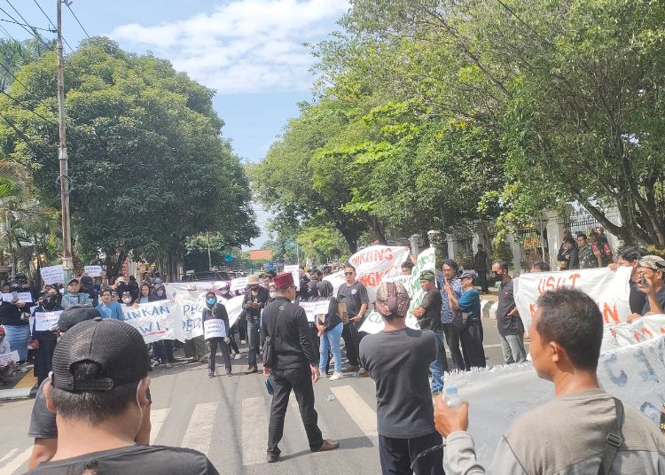 DEMO: Masyarakat Pati demo menyuarakan pengusutan kecurangan pemilu 2024 di depan Gedung DPRD Pati, Jumat, 1 Maret 2024. (Dok. Lingkar/Lingkarjateng.id)