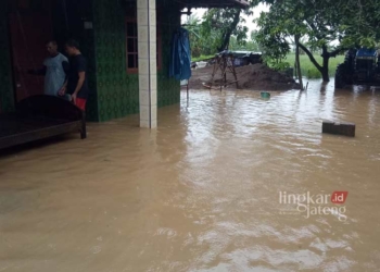 BANJIR: Banjir menggenangi pemukiman warga di beberapa wilayah Kabupaten Jepara. (Tomi Budianto/Lingkarjateng.id)