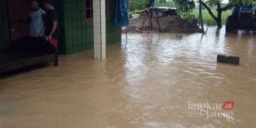 BANJIR: Banjir menggenangi pemukiman warga di beberapa wilayah Kabupaten Jepara. (Tomi Budianto/Lingkarjateng.id)