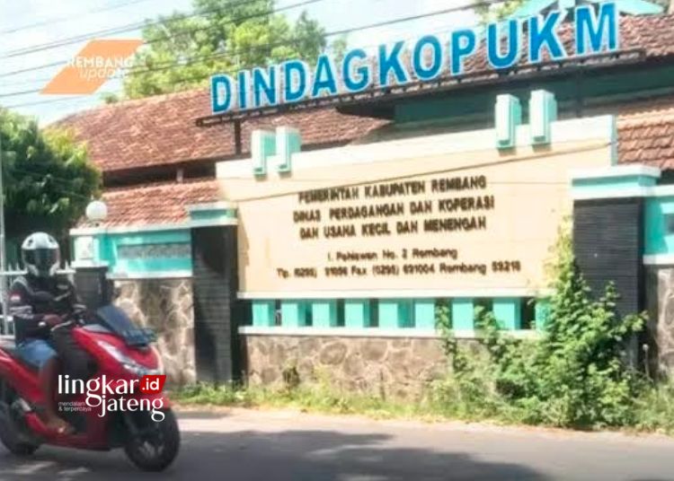 POTRET: Seorang pengendara melintas di depan Kantor Dinas Perdagangan Koperasi dan Usaha Kecil Menengah (Dindagkop UKM) Kabupaten Rembang. (Vicky Rio/Lingkarjateng.id)