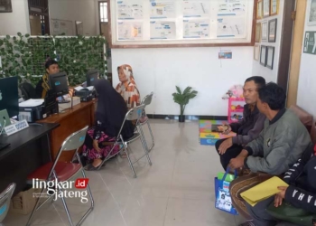 ANTRE: Tampak sejumlah warga memanfaatkan pelayanan SLRT di Kantor Dinas Sosial Kabupaten Kendal pada Selasa, 19 Maret 2024. (Arvian Maulana/Lingkarjateng.id)