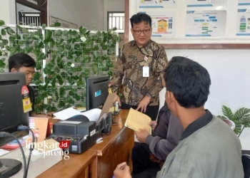 BERI PELAYANAN: Kepala Dinas Sosial (Dinsos) Kabupaten Kendal meninjau pelayanan di ruang pelayanan Dinsos Kendal pada Selasa, 19 Maret 2024. (Arvian Maulana/Lingkarjateng.id)
