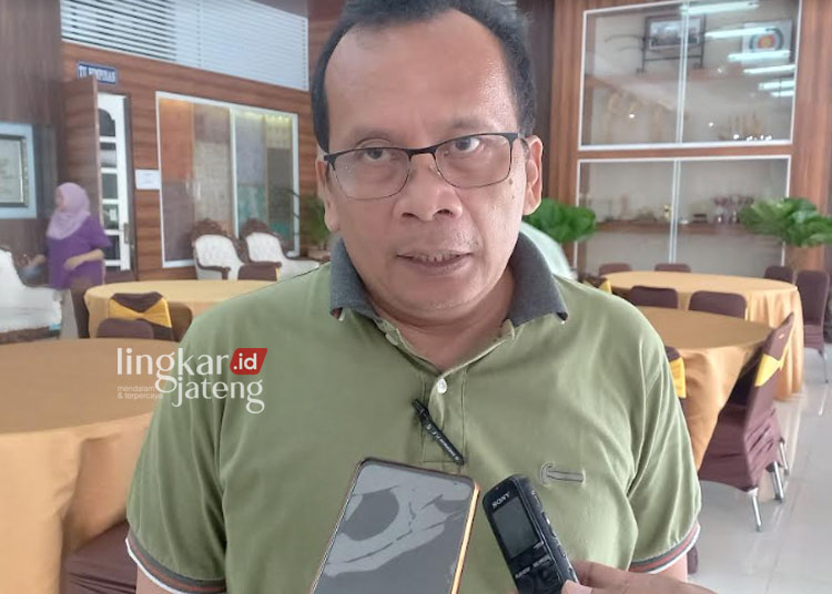Disanksi Pertamina, SPBN Tawang Kendal bakal Beroperasi Lagi Bulan Ini 25 BERI KETERANGAN: Kepala DKP Kendal, Hudi Sambodo saat ditemui wartawan belum lama ini. (Arvian Maulana/Lingkarjateng.id)