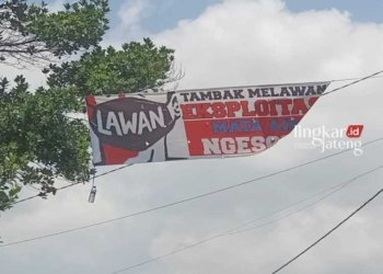 POTRET: Salah satu spanduk berisi penolakan eksploitasi mata air Ngesong yang dibentangkan warga Desa Karangasem, Kecamatan Wirosari, Kabupaten Kendal. (Eko Wicaksono/Lingkarjateng.id)