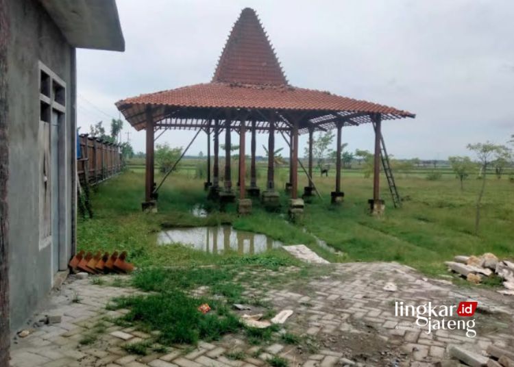 POTRET: Kondisi terkini Ketuwan Park, Desa Ketuwan, Kecamatan Kedungtuban, Kabupaten Blora masih belum rampung dikerjakan sejak 2023. (Hanafi/Lingkarjateng.id)