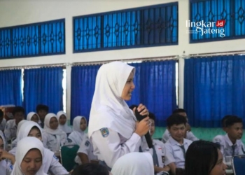 BERTANYA: Salah satu siswa SMA 3 Pati saat mengikuti sosialisasi Pariwisata dan Ekonomi Kreatif yang diadakan Dinas Kepemudaan Olahraga dan Pariwisata (Dinporapar) Kabupaten Pati Selasa, 5 Marte 2024. (Setyo Nugroho/Lingkarjateng.id)