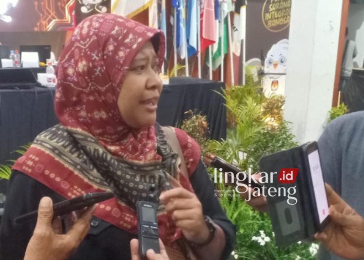 Ketua Bawaslu Kendal Hevi Indah Oktaria saat memberikan keterangan kepada media Jumat, 1 Maret 2024. (Dok. Lingkarjateng.id)