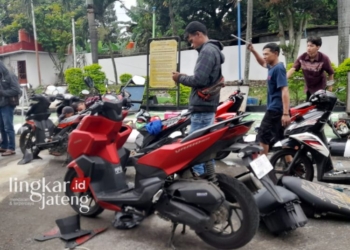 RAMAI MOGOK: Tampak ramai sebuah SPBU di Randugunting pasca banyaknya kendaraan yang mogok usai mengisi BBM jenis Pertalite di SPBU tersebut pada Senin, 4 Maret 2024. (Dok. Warga/Lingkarjateng.id)