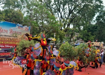 PENAMPILAN: Para Peserta menari di depan Panggung Bupati guna merebutkan Juara dalam Parade budaya di ulang tahun Kabupaten Grobogan yang ke-298. (Eko Wicaksono/Lingkarjateng.id)