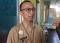 BERI KETERANGAN: Epidemiolog Kesehatan Muda di Dinkes Kota Pekalongan, Opik Taufik saat diwawancarai di kantornya, Kamis, 7 Maret 2024. (Arif Prayoga/Lingkarjateng.id)