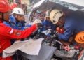 Pickup Oleng Tabrak Pohon di Temanggung, Evakuasi Sopir Terjepit Berlangsung Dramatis 29 DRAMATIS: Tim SAR gabungan saat melakukan proses evakuasi sopir mobil pickup yang terjepit dasbor mobil. (Basarnas Semarang/Lingkarjateng.id)