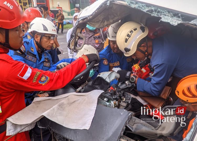 DRAMATIS: Tim SAR gabungan saat melakukan proses evakuasi sopir mobil pickup yang terjepit dasbor mobil. (Basarnas Semarang/Lingkarjateng.id)