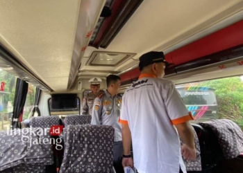 RAMP CHEK: Polres Jepara saat Ramp Chek di garasi Bus Bejeu Desa Ngabul, Kecamatan Tahunan, Kabupaten Jepara, Jumat, 8 Maret 2024. (Tomi Budianto/Lingkarjateng.id)