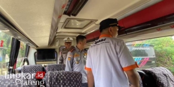 RAMP CHEK: Polres Jepara saat Ramp Chek di garasi Bus Bejeu Desa Ngabul, Kecamatan Tahunan, Kabupaten Jepara, Jumat, 8 Maret 2024. (Tomi Budianto/Lingkarjateng.id)