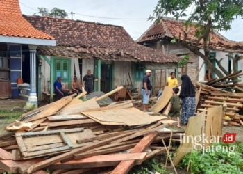 KEMBALI RUSAK: Salah satu rumah di Desa Sumberagung, Weleri, Kendal yang sebelumnya dalam proses pembangunan tapi kembali rusak akibat diterpa angin puting beliung pada Sabtu sore, 9 Maret 2024. (Arvian Maulana/Lingkarjateng.id)