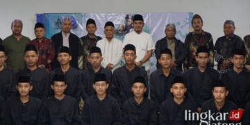 SAFARI RAMADHAN: Ketua Dewan Perwakilan Rakyat Daerah (DPRD) Kabupaten Jepara, Haizul Ma'arif saat melepas puluhan santri alumni Pondok Pesantren Lirboyo Kediri Cabang Jepara, di Pondok Pesantren Al Falah Bok Biru Tahunan Jepara, Sabtu, 9 Maret 2024. (Tomi Budianto/Lingkarjateng.id)