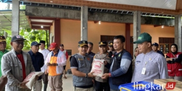 SIMBOLIS: Sekda Jepara Edy Sujatmiko saat menyerahkan bantuan beras dan susu untuk para korban banjir, Jumat, 15 Maret 2024. (Tomi Budianto/Lingkatjateng.id)