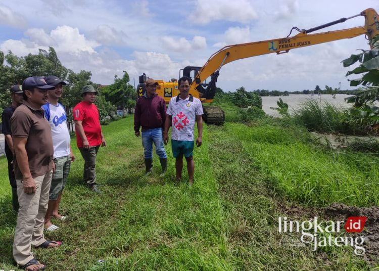 Ketua Dewan Perwakilan Rakyat Daerah (DPRD) Kabupaten Kudus Masan saat meninjau tanggul Sungai Wulan di Kecamatan Undaan, Kudus pada Sabtu, 16 Maret 2024. (Nisa Hafizhotus Syarifa/Lingkarjateng.id)