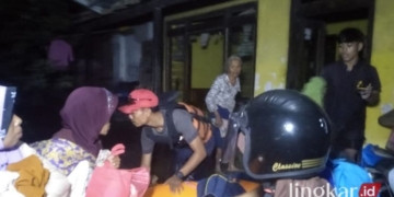 EVAKUASI: BPBD Jepara saat melakukan evakuasi warga Desa Dorang, Kecamatan Nalumsari, Kabupaten Jepara, pada Sabtu malam, 16 Maret 2024. (Tomi Budianto/Lingkarjateng.id)