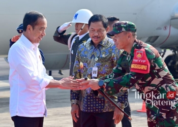 Pangdam IV/Diponegoro Mayjen TNI Deddy Suryadi saat menyambut kedatangan Presiden Republik Indonesia Joko Widodo saat melakukan tinjauan lokasi banjir di Demak pada Jumat, 22 Maret 2024. (Pendam IV/Diponegoro/Lingkarjateng.id)