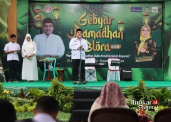 LAUNCHING: Bupati Blora, Arief Rohman, saat membuka Gebyar Ramadhan Blora di Alun-Alun Blora pada Rabu, 13 Maret 2024. (Dok. Prokompim Blora/Lingkarjateng.id)