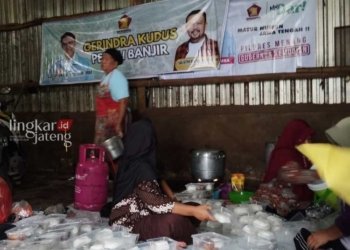 MEMASAK: Warga yang terdampak banjir menyiapkan makanan di dapur umum yang didirikan oleh DPC Gerindra Kudus. (Dok. for Lingkar/Lingkarjateng.id)