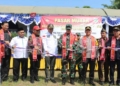 Gus Haiz Apresiasi Sinergitas Program TMMD di Desa Bakalan Jepara 29 SIMBOLIS: Ketua Dewan Perwakilan Rakyat Daerah (DPRD) Kabupaten Jepara Haizul Ma’arif (no 4 kiri) saat ikut meresmikan jalan hasil program TMMD. (Tomi Budianto/Lingkarjateng.id)