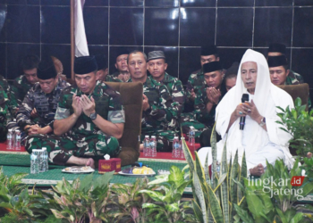 Pangdam IV/Diponegoro Mayjen TNI Deddy Suryadi saat menghadiri ceramah kebangsaan dan doa bersama dalam rangka HUT ke-71 Yonif 400/Banteng Raider yang digelar di Mako Yonif 400/BR, Rabu, 27 Maret 2024. (Pendam IV/Diponegoro/Lingkarjateng.id)