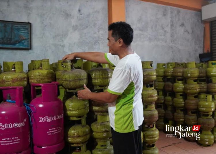 MENATA: Pemilik pangkalan LPG menata stok gas. (Nisa Hafizhotus. S/Lingkarjateng.id)