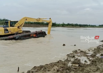 Alat berat dioperasikan untuk melakukan penguatan tanggul Sungai Wulan di Dukuh Norowito, Desa Ketanjung, Kecamatan Karanganyar, Kabupaten Demak, baru baru ini. (M Burhanuddin Aslam/Lingkarjateng.id)