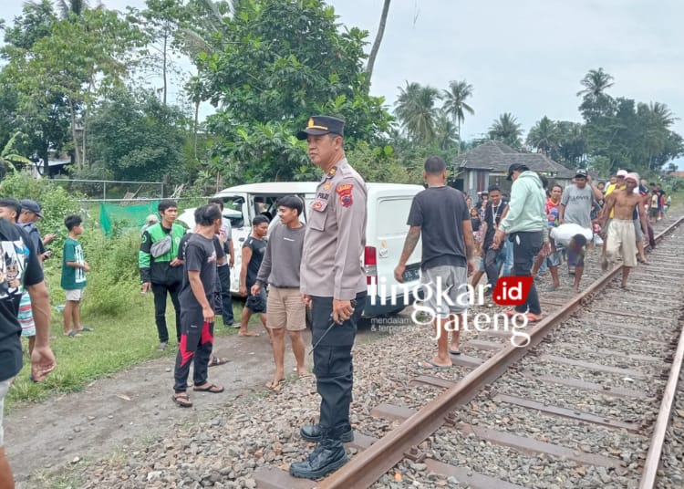 KAI Sayangkan Kecelakaan KA Wisata Vs Mobil di Ambarawa 25 Pihak kepolisian mengevakuasi mobil minimbus merek Daihatsu Grand Max yang tertemper kereta wisata (kawisata) dari Stasiun Museum Ambarawa dengan tujuan Stasiun Tuntang, di wilayah Kupang, Kecamatan Ambarawa, Kabupaten Semarang, Minggu, 10 Maret 2024. (Hesty Imaniar/Lingkarjateng.id)