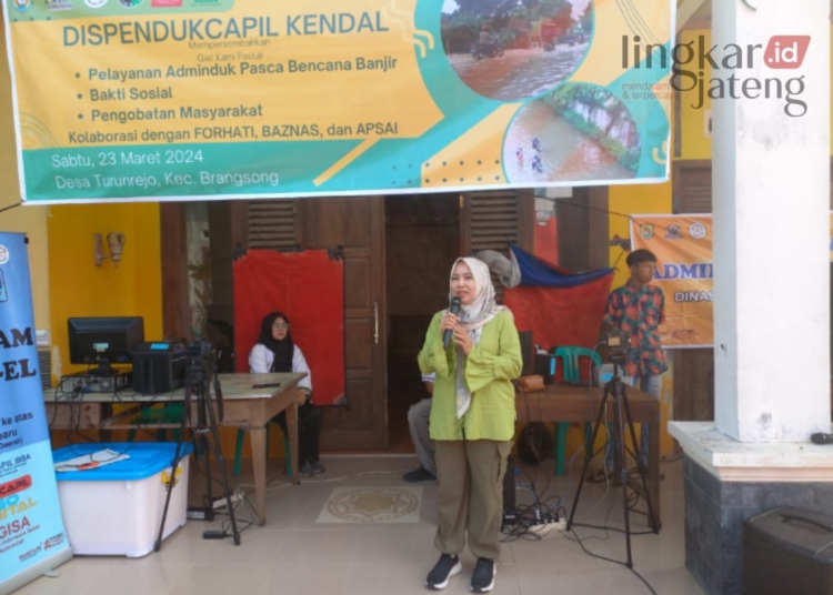 BERI SAMBUTAN: Kepala Dispendukcapil Kendal, Ratna Mustikaningsih saat memberikan sambutan. (Arvian Maulana/Lingkarjateng.id)