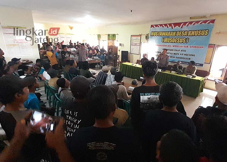 Ikuti Musdesus, Warga Karangasem Grobogan Teriak Tolak Eksploitasi Mata Air Ngesong 25 MESDESUS: Ratusan warga menghadiri Musdesus di Balai Desa Karangasem, Kecamatan Wirosari, Kabupaten Grobogan. (Eko Wicaksono/Lingkarjateng.id)