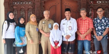 FOTO BERSAMA: Siswi SDN 5 Suwawal, Khaista Eka Ayuningtyas, didampingi guru dan tim pendamping sowan ke kantor Disdikpora Jepara belum lama ini. (Dok. Bakopi Jepara/Lingkarjateng.id)
