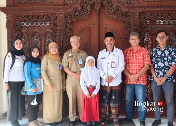 FOTO BERSAMA: Siswi SDN 5 Suwawal, Khaista Eka Ayuningtyas, didampingi guru dan tim pendamping sowan ke kantor Disdikpora Jepara belum lama ini. (Dok. Bakopi Jepara/Lingkarjateng.id)