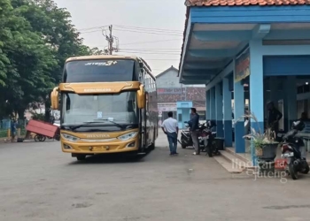 JEMPUT PENUMPANG: Bus rute Jepara-Jakarta menjemput para penumpang di Terminal Pecangaan, Kabupaten Jepara. (Tomi Budianto/Lingkarjateng.id)