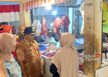 MEMANTAU: Bupati Semarang, Ngesti Nugraha didampingi dengan Wakil Bupati Semarang, H Basari, beserta jajaran Forkompimda Kabupaten Semarang melakukan pantauan harga dan stok kebutuhan bahan pokok masyarakat jelang Ramadhan disejumlah titik di Kabupaten Semarang, Jumat, 8 Maret 2024. (Hesty Imaniar/Lingkarjateng.id)